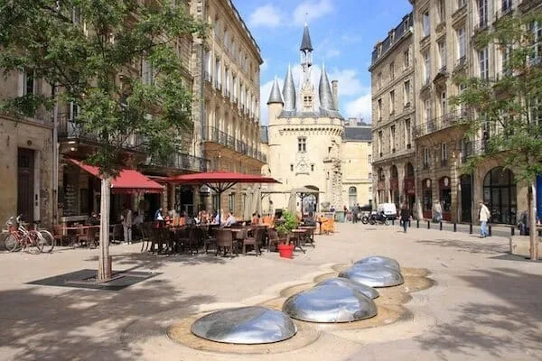 Pavement dining in Bordeaux